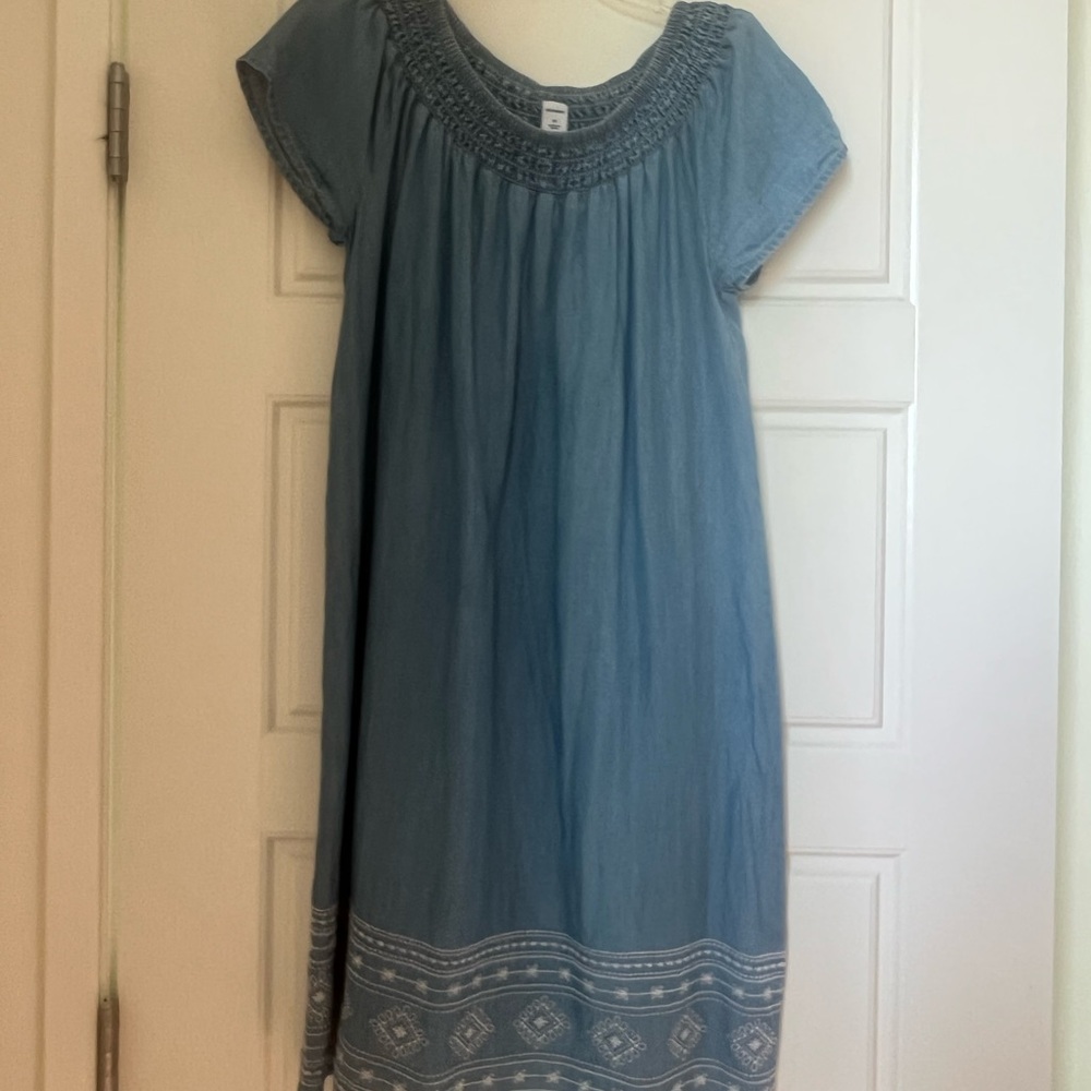 Off shoulder light denim dress, great simple design!
